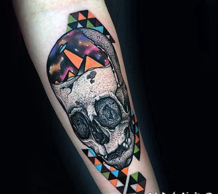 手臂彩色点刺骷髅与各种饰品和飞船纹身图案