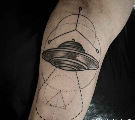 手臂雕刻风格黑色飞船与几何纹身图案