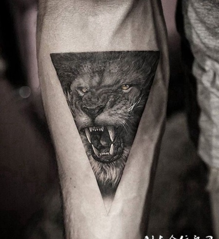 愤怒咆哮，手臂写实狮子纹身图案