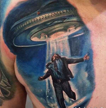 胸部彩色的外星帆船和男子纹身图案