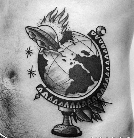 腹部地球仪与外星飞船黑灰纹身图案