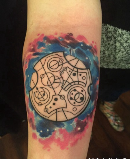 手臂卡通风格彩色的神秘外星飞船纹身图案