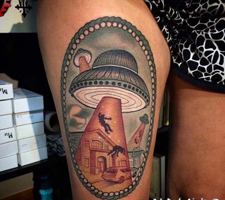 old school大腿彩色房子人类和外星飞船纹身图案