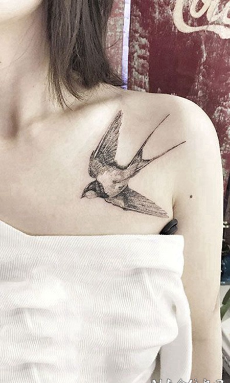 女子锁骨处燕子纹身图案