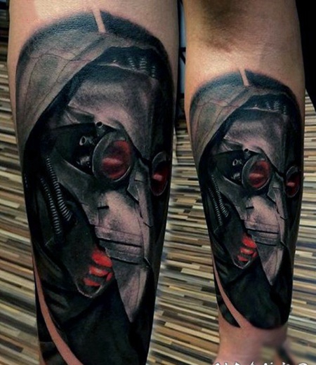 手臂令人印象深刻的写实彩色外星头盔纹身图案