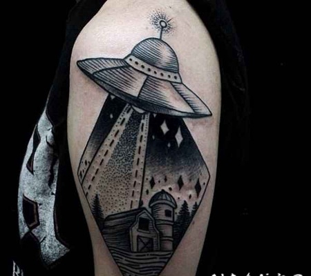 手臂雕刻风格的黑色外星飞船和农场纹身图案