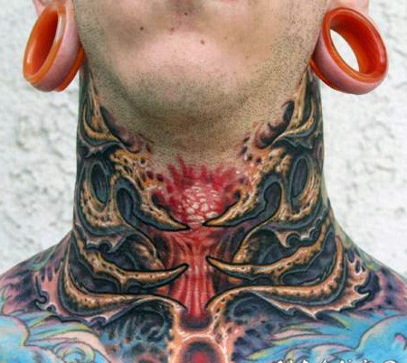 颈部个性的彩色外星生物纹身图案