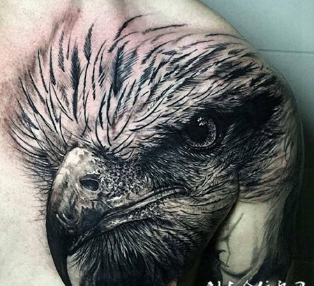 空中之王，后背霸气老鹰纹身图案