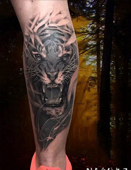 虎视眈眈，腿部老虎纹身图案
