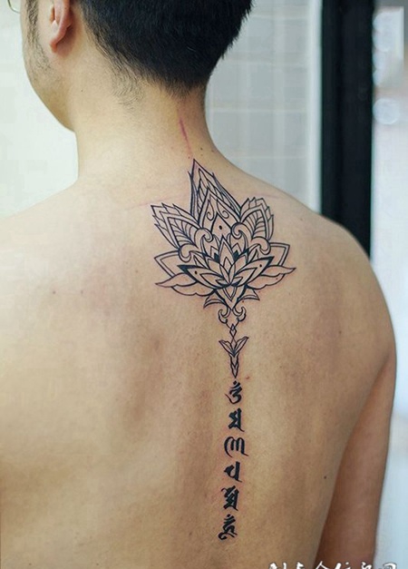 谨记佛音，后背梵花图腾与梵文纹身