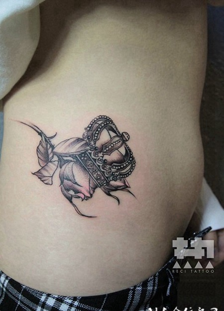 蔷薇王座，美女腰部玫瑰与皇冠纹身图案