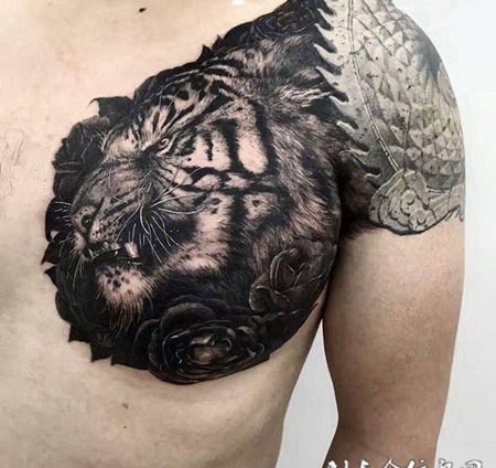 心有猛虎，半甲霸气虎头纹身