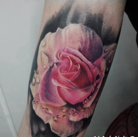 手臂自然逼真的彩色3D玫瑰纹身图案