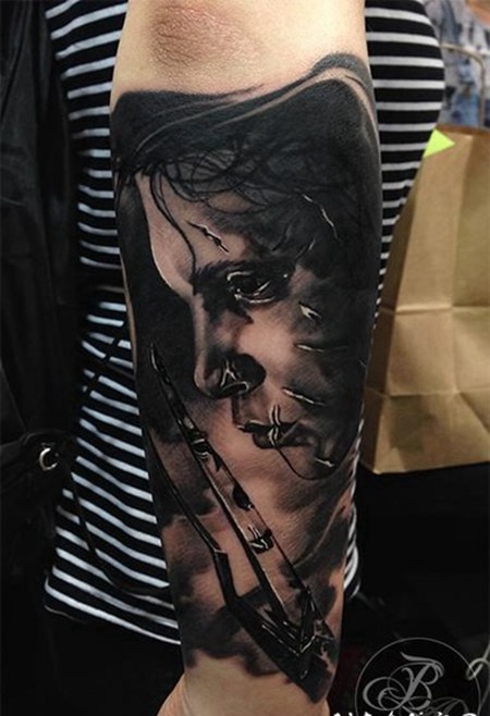 写实风格黑色爱德华剪刀手肖像手臂纹身图案