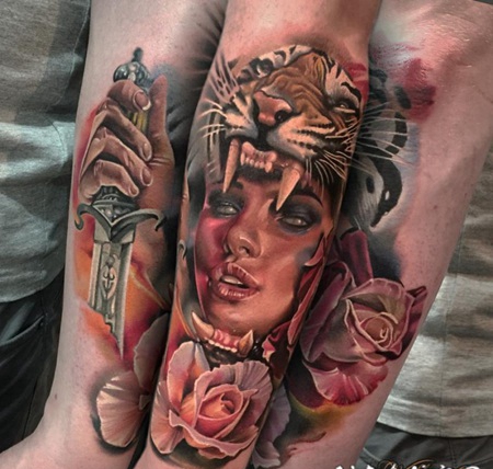 部落女子与老虎头盔玫瑰和匕首彩色手臂纹身图案