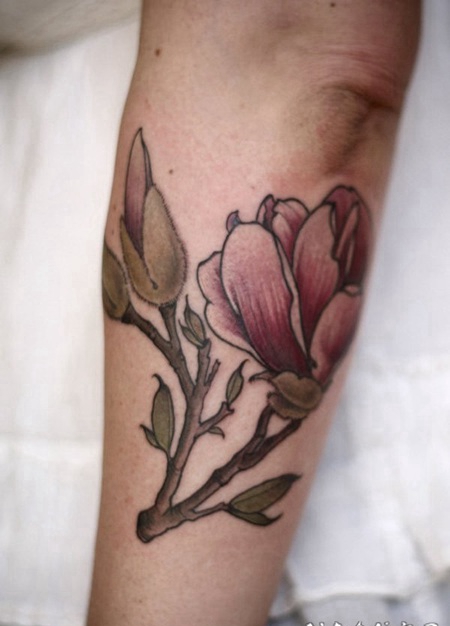 现代风格的彩色花朵手臂纹身图案