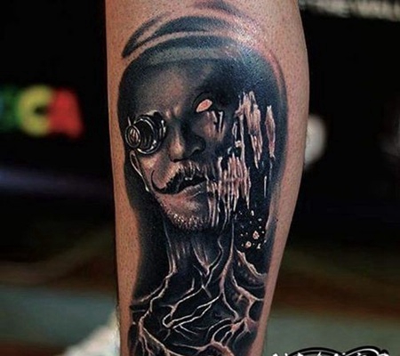 插画风格怪物男子与树根手臂纹身图案