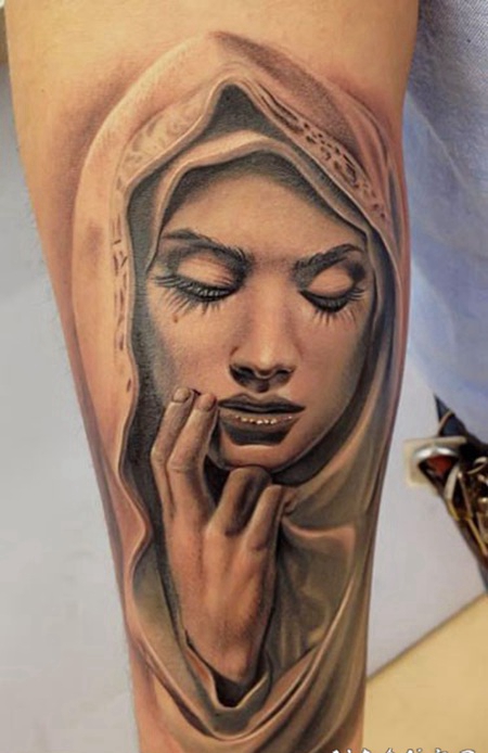 手臂逼真的彩色伤心女人肖像手臂纹身图案