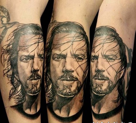 黑色精致的男子肖像手臂纹身图案