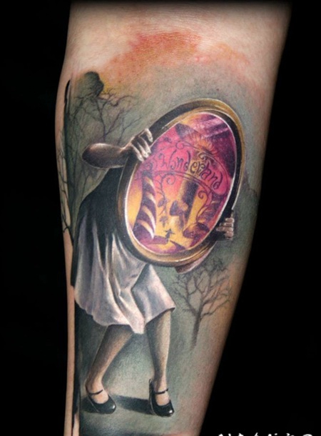 插画风格的彩色女人与镜子手臂纹身图案