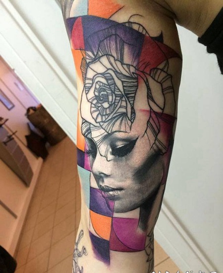 new school彩色女性肖像和线条玫瑰手臂纹身图案