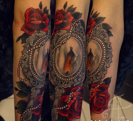 new school手臂彩色的玫瑰镜子纹身图案