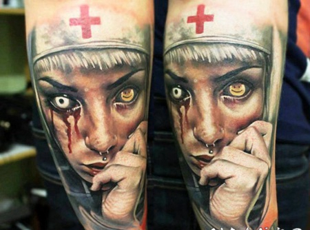 彩色恐怖风格的血腥怪物护士手臂纹身图案