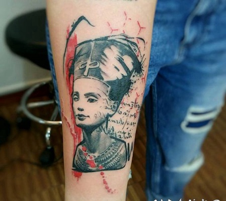 手臂埃及女性和字母彩绘纹身图案