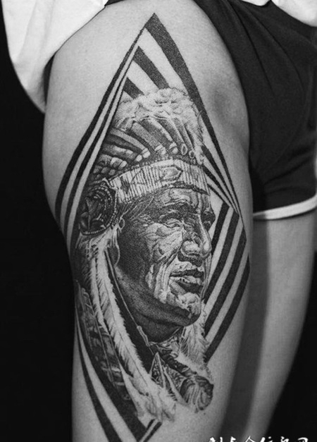 睿智祥和，大腿印第安老人肖像纹身