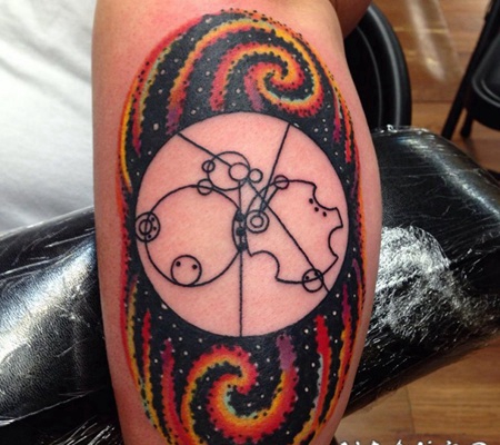 手臂有趣的装饰和七彩星空纹身图案