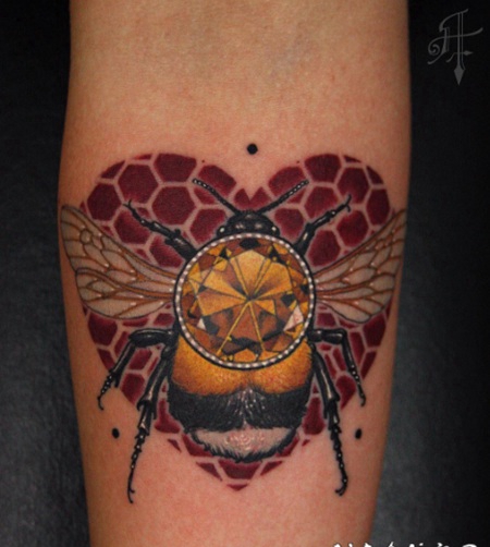 插画风格的彩色蜜蜂与珠宝手臂纹身图案