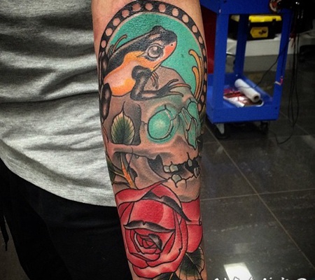 手臂彩色的骷髅青蛙和玫瑰纹身图案