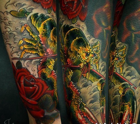 手臂彩色的大龙虾与玫瑰纹身图案