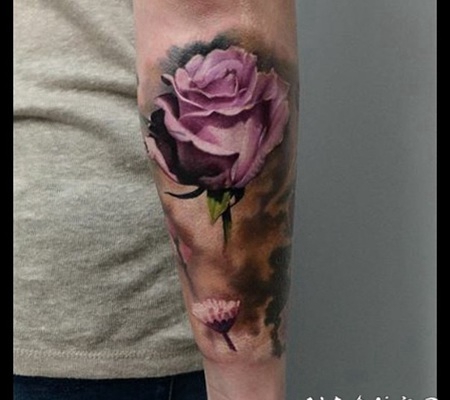 自然美丽的粉红色玫瑰手臂纹身图案