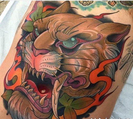 日本风格的彩色老虎手臂纹身图案