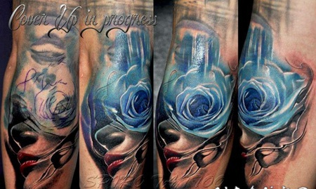 写实的女性肖像与蓝玫瑰手臂纹身图案