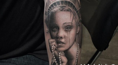 彩色哭泣女人肖像手臂纹身图案