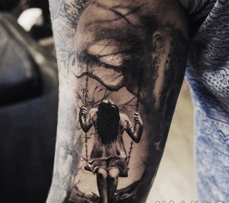 写实风格女孩在黑暗森林手背纹身图案