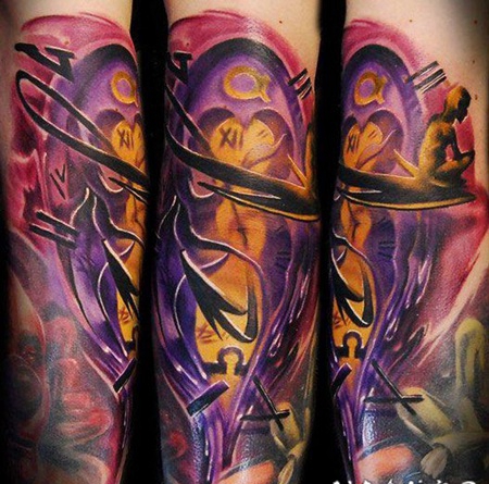 手臂彩色幻想神秘人与符号纹身图案