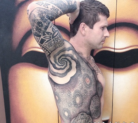 欧美男性大型装饰风格梵花饰品半身纹身图案