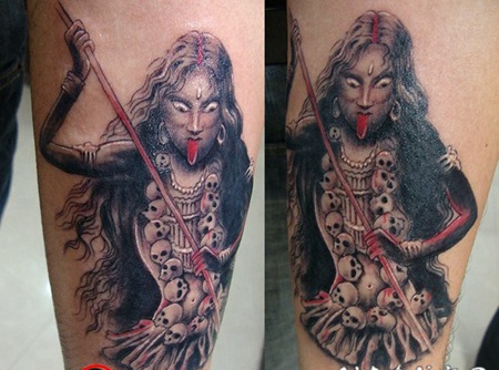 手臂彩色的骷髅和邪恶女性纹身图案