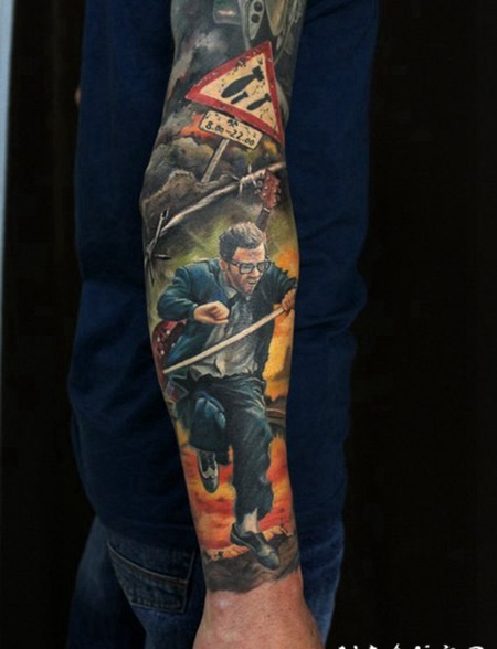 写实风格彩色男性与燃烧的城市手臂纹身图案