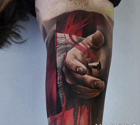 写实风格的彩色手和木钉十字架手臂纹身图案