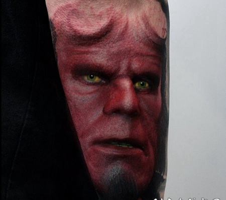 写实的彩色著名英雄男爵肖像手臂纹身图案