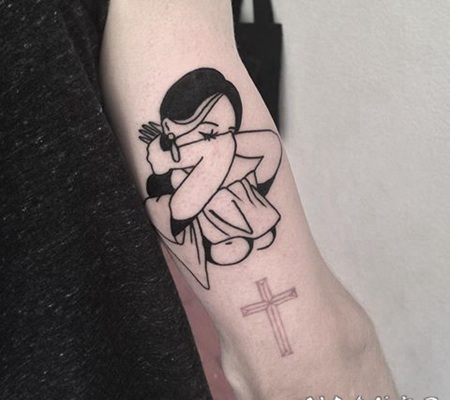 黑色简约女性和十字架手臂纹身图案