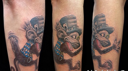 卡通风格彩色猴子与帽子手臂纹身图案