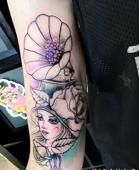 卡通风格留声机和帽子女人手臂纹身图案