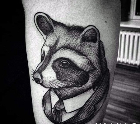 雕刻风格的黑色浣熊西装手臂纹身图案