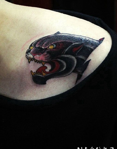 锁骨处oldschool风格豹子纹身图案