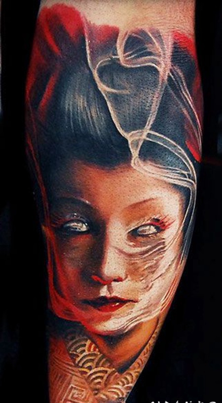 手臂彩色的亚洲女人肖像纹身图案